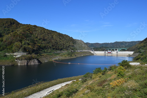 ダム湖百選・寒河江ダムと月山湖／山形県西川町にある、県内最大のダムを撮影した写真です。ダムによって形成された人造湖は、月山より名を取って月山湖（がっさんこ）と命名され、財団法人ダム水源地環境整備センターが選定する、ダム湖百選に選ばれています。