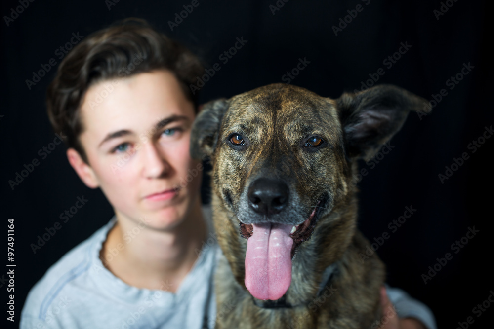 Teenager mit seinem Hund