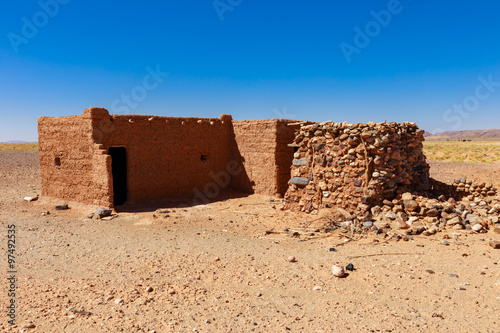 hut Berber in the Sahara desert © Mieszko9