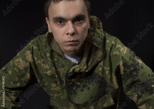 Военный, злой, спецназовец, камуфляж, лицо войны, молодой, короткая стрижка, выражение лица, черный