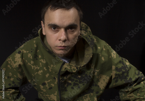 Военный, злой, спецназовец, камуфляж, лицо войны, молодой, короткая стрижка, выражение лица, черный