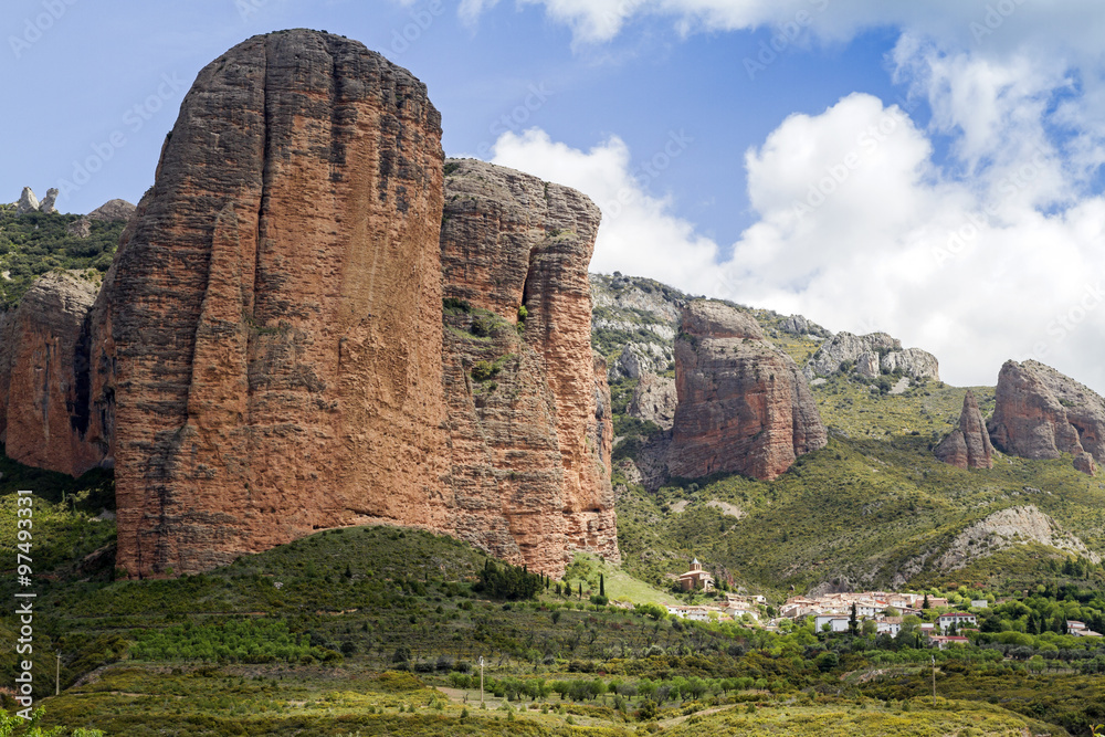 Fototapeta premium Formaciones geologicas. Mallos de Riglos. Aragón