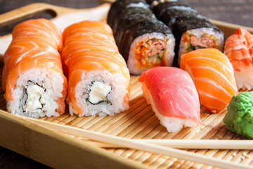 Gordijnen Sushi bar Japanse sushi set met wasabi  © yuliiaholovchenko
