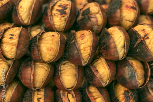 Fototapeta Naklejka Na Ścianę i Meble -  Many chestnuts