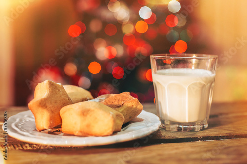 Kekse und Milch auf einem Holztisch