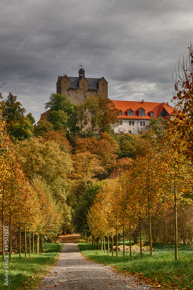 Schlosspark Ballenstedt mit Blick auf das Schloss im Herbst