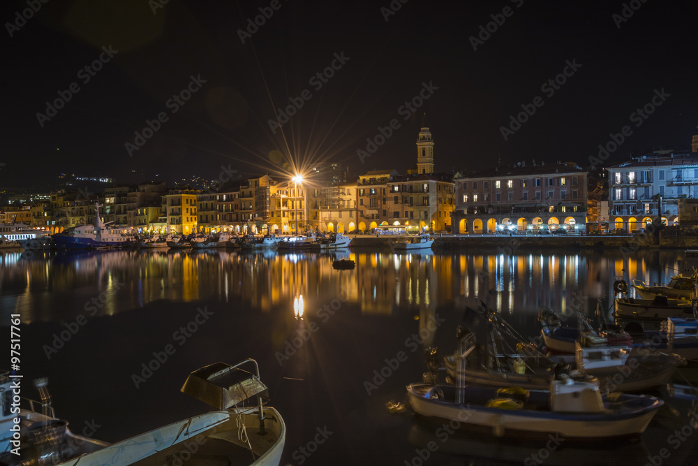 Fototapeta premium Il porto di Oneglia di notte