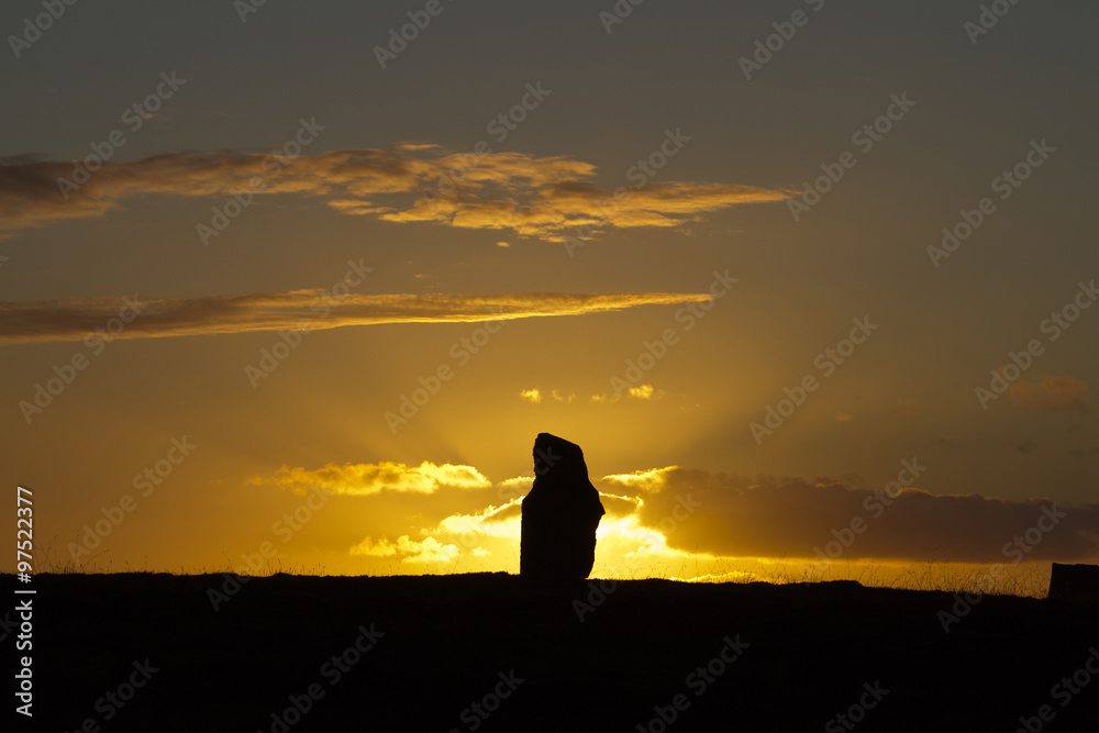 Fototapeta premium Menhir im Sonnenuntergang