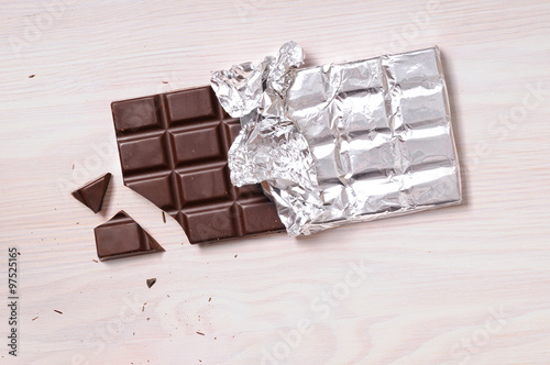 Foto Chocolate bar with silver wrapping top view
