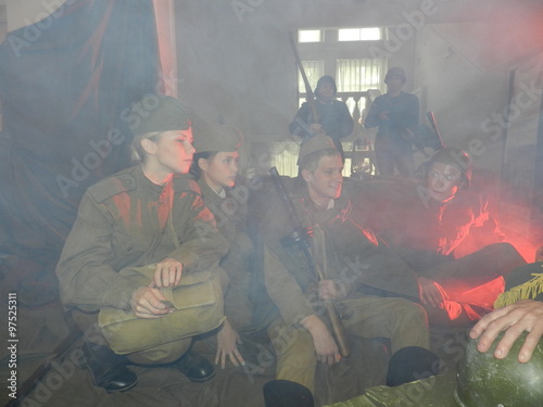 Солдаты в военной форме в театральной постановке о Великой отечественной войне