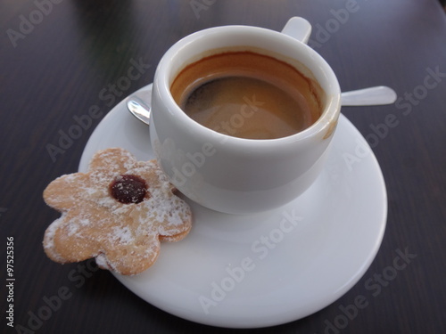 Кофе с печеньем в белой чашке