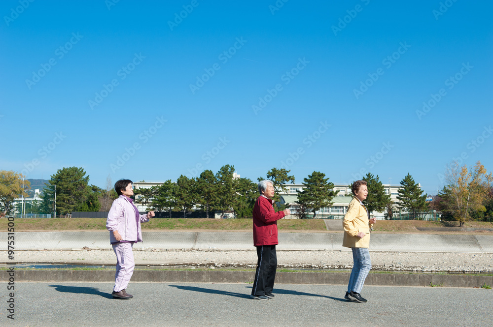 一列になって歩いている3人のアジア人高齢者 一列になって歩いている3人のアジア人高齢者