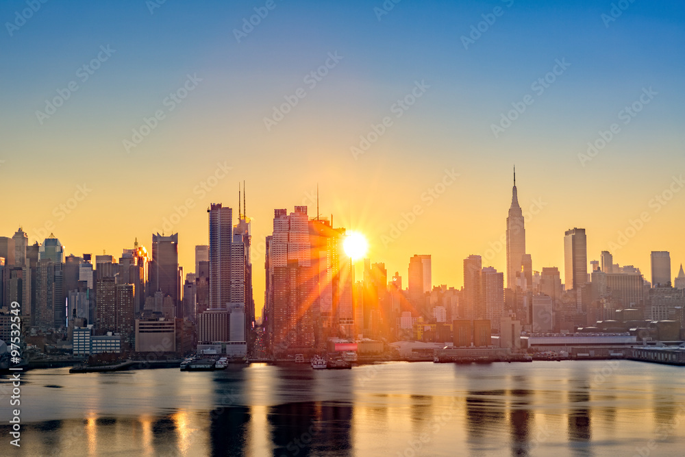 Naklejka premium Midtown Manhattan skyline o wschodzie słońca, patrząc z Weehawken, wzdłuż 42 kanionu ulicy