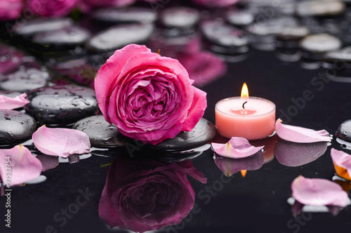 Fototapeta Naklejka Na Ścianę i Meble -  rose petals with candle and therapy stones 