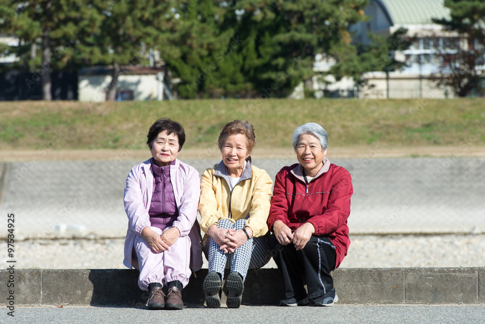 Fototapeta premium 笑顔で座っているシニア女性3人組