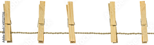 cinq pinces bois sur corde à linge 