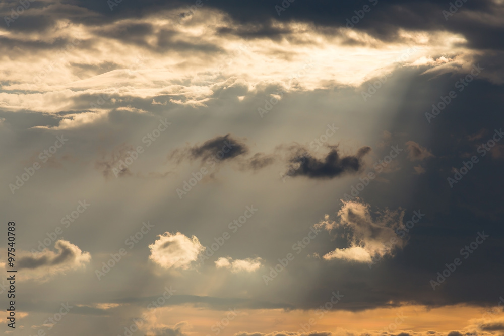 Obraz premium ray light of sun through cloud