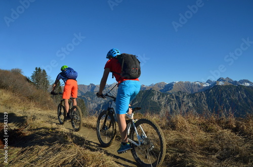 Zwei Biker mit mtb in den Alpen