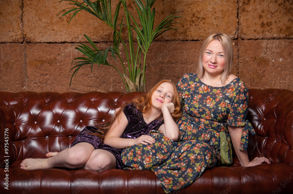 Мамаши на диване. Фотосессия матери и взрослой дочери на диване. Фотосессия мама и дочка на диване.