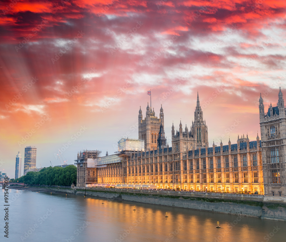Fototapeta premium Magnificent sunset view of Houses of Parliament - London