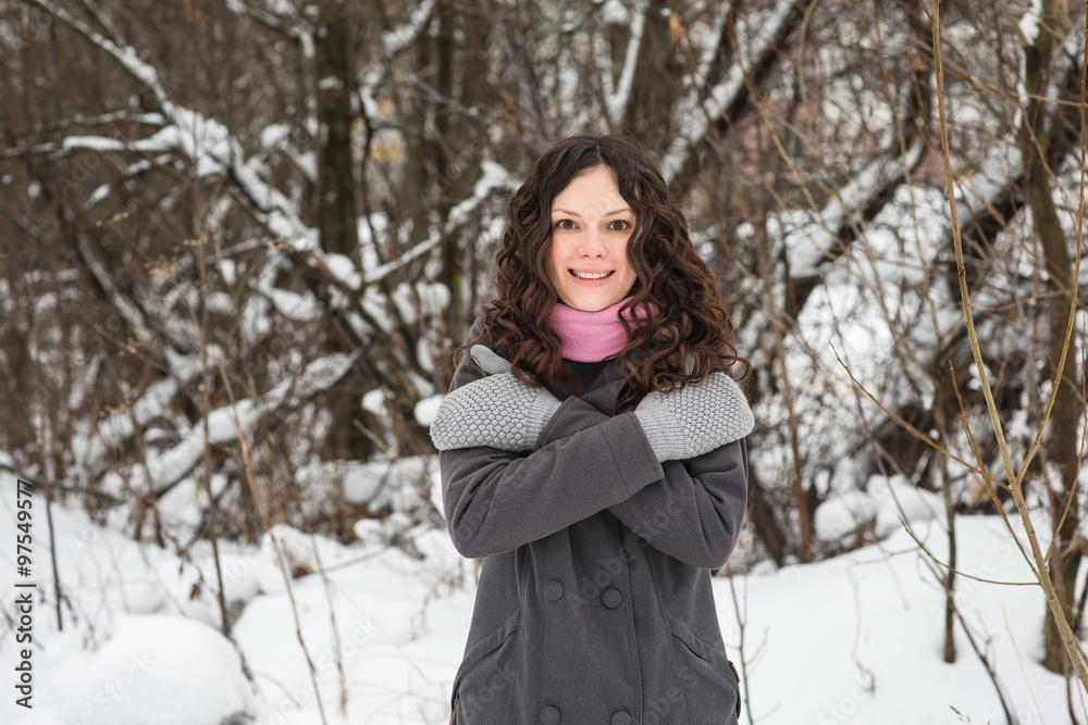 Beautiful girl freezes in winter Beautiful girl freezes in winter