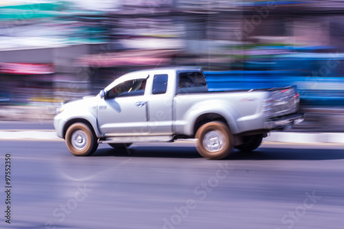 pick-up Speeding in road
