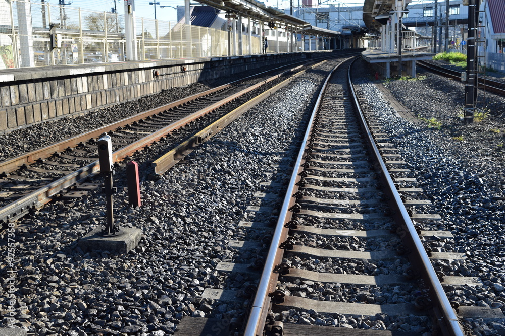 Fototapeta premium 常磐線の線路(複線)/茨城県で常磐線の線路(複線)を撮影した写真です。JR佐貫駅近く(牛久駅方面)の踏切から撮影した写真です。