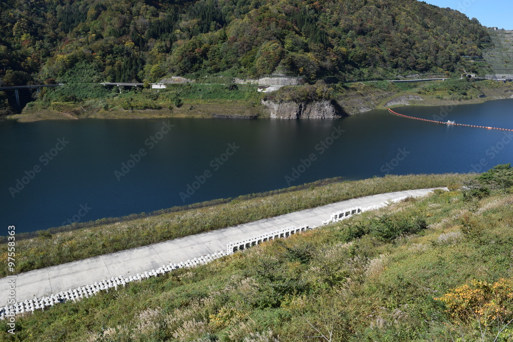 ダム湖百選・寒河江ダムと月山湖/山形県西川町にある、県内最大のダムを撮影した写真です。ダムによって形成された人造湖は、月山より名を取って月山湖(がっさんこ)と命名され、財団法人ダム水源地環境整備センターが選定する、ダム湖百選に選ばれています。 ダム湖百選・寒河江ダムと月山湖/山形県西川町にある、県内最大のダムを撮影した写真です。ダムによって形成された人造湖は、月山より名を取って月山湖(がっさんこ)と命名され、財団法人ダム水源地環境整備センターが選定する、ダム湖百選に選ばれています。