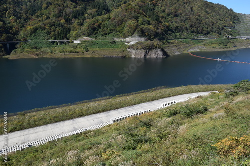 ダム湖百選・寒河江ダムと月山湖／山形県西川町にある、県内最大のダムを撮影した写真です。ダムによって形成された人造湖は、月山より名を取って月山湖（がっさんこ）と命名され、財団法人ダム水源地環境整備センターが選定する、ダム湖百選に選ばれています。