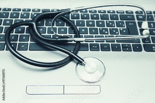 stetoscopio sulla tastiera di un notebook