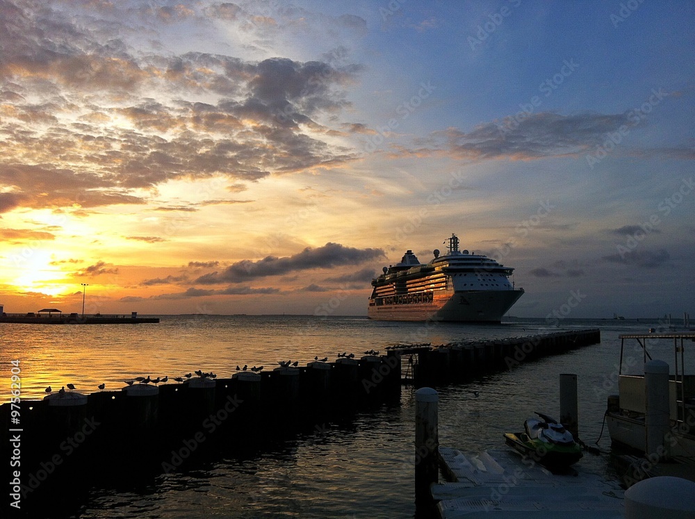 Naklejka premium big motor ship in sunset lights
