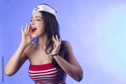Canvastavla Bellissima ragazza indossa berretto da marinaio e chiama a gran voce