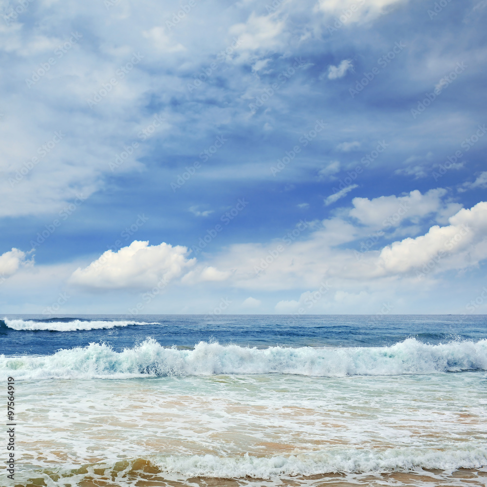 Fototapeta premium Ocean waves and blue sky