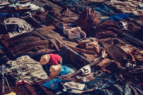 Schilderij op canvas Workers in the tanneries of Marrakesh, Morocco.