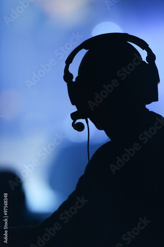 technicien casque scène audio son intermittent spectacle concer photo