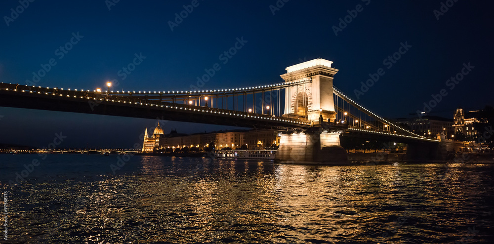 Obraz premium Most Łańcuchowy nocą w Budapeszcie
