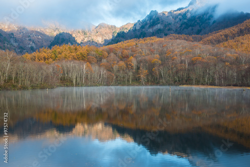 晩秋の鏡池の朝 © kyaimu426
