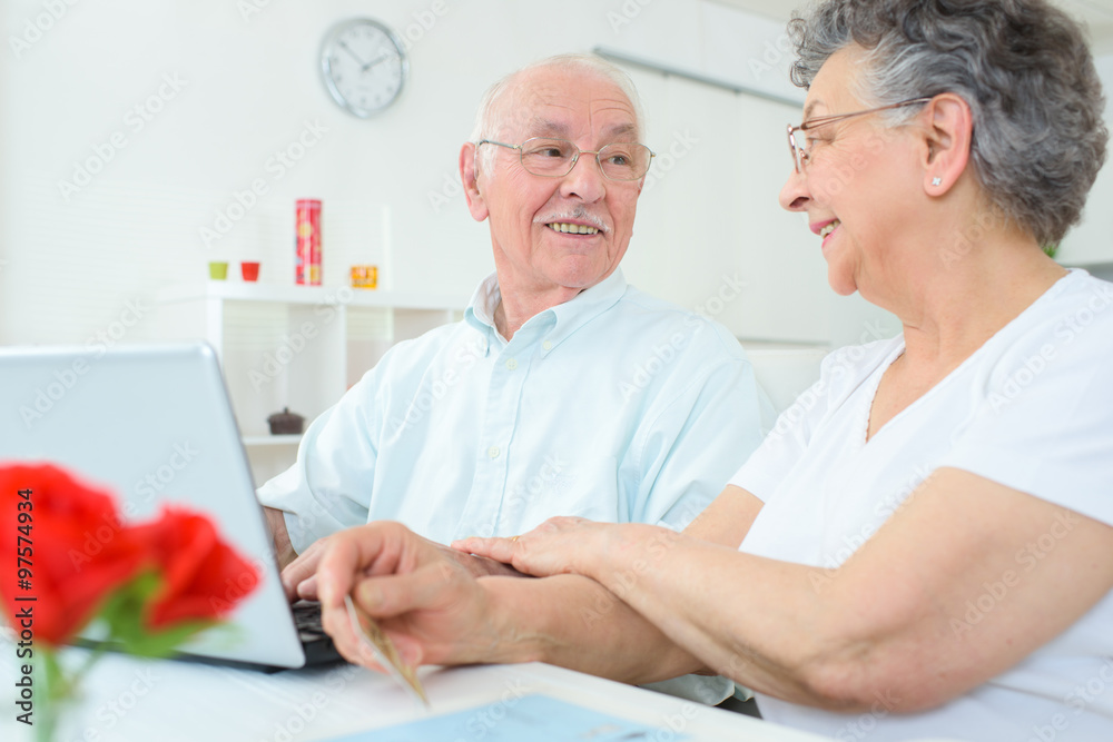 Obraz premium elderly couple in the house