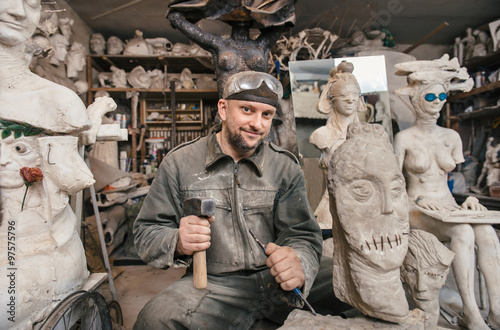 Tela Sculptor man working in his workshop