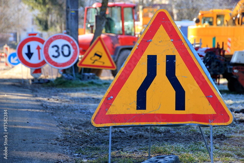 Straßenschilder bei einer Baustelle