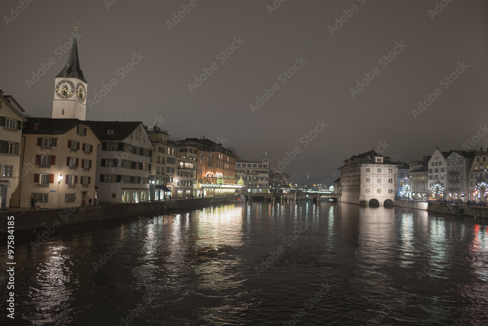Fluss in der Stadt Zürich in der Nacht
