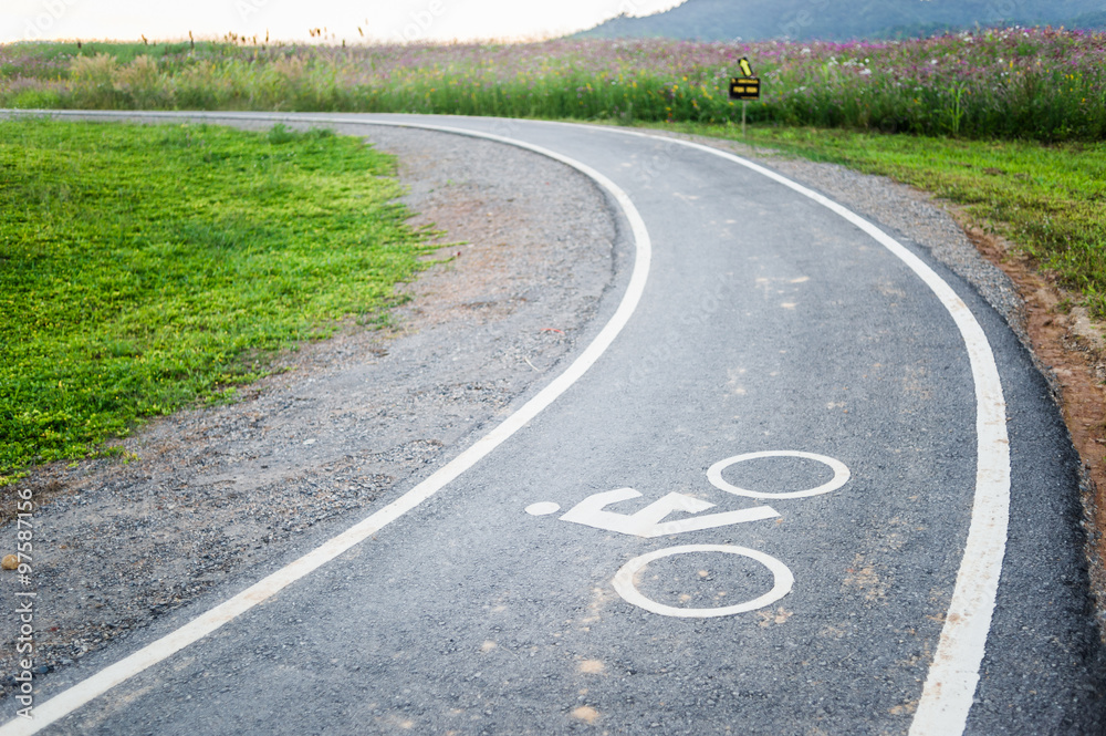 Obraz premium Bicycle sign on bicycle lane, in the garden