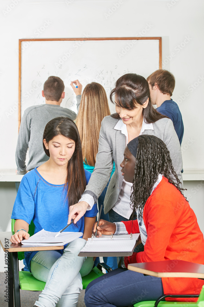 Wunschmotiv: Lehrer beim Nachhilfe geben in Schule #97591937