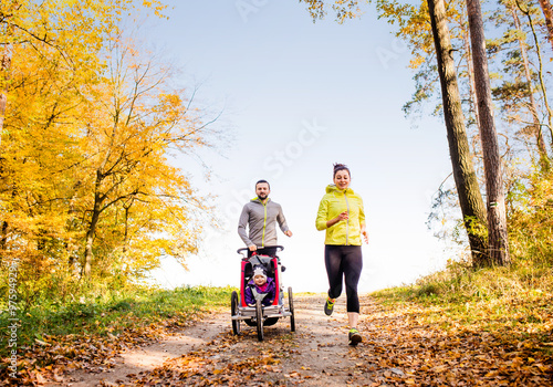 Fototapeta Naklejka Na Ścianę i Meble -  Young family running