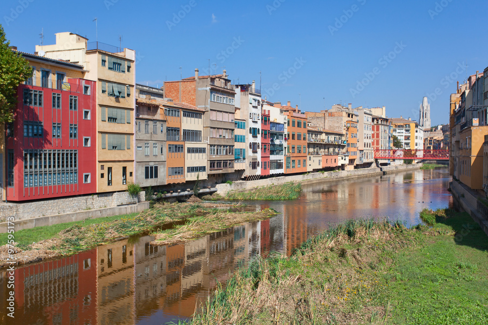 Дома на набережной реки Оньяр. Красный Железный мост Эйфеля. Жирона, Каталония, Испания.
