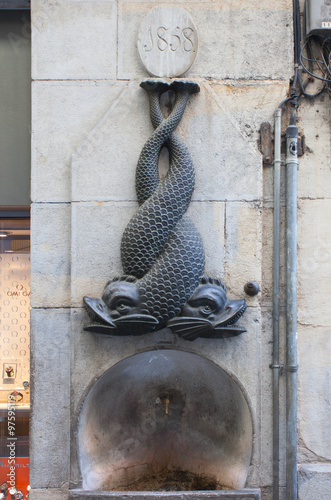 Скульптура (фигура) на доме. Жирона. Каталония, Испания.
