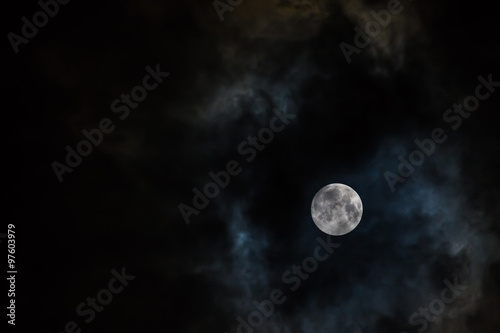 雲空の満月 