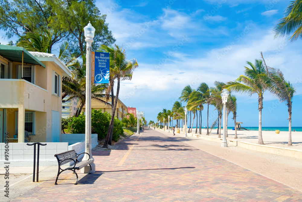 Obraz premium The famous Hollywood Beach boardwalk in Florida
