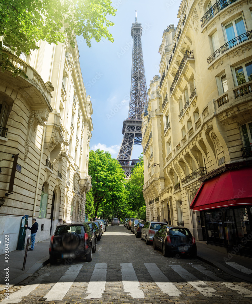 Naklejka premium budynek w Paryżu w pobliżu Wieży Eiffla