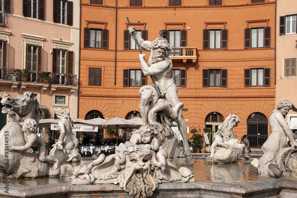 Monumental fuente de la plaza Navona, Roma